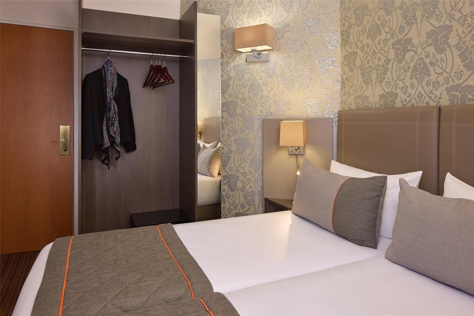 Timhotel Tour Eiffel 3*